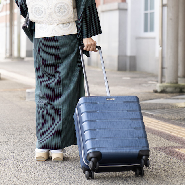 着物の旅でのパッキング　スーツケースを持った着物女性