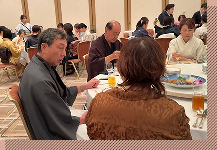 歓談風景（審査員の方々メイン）