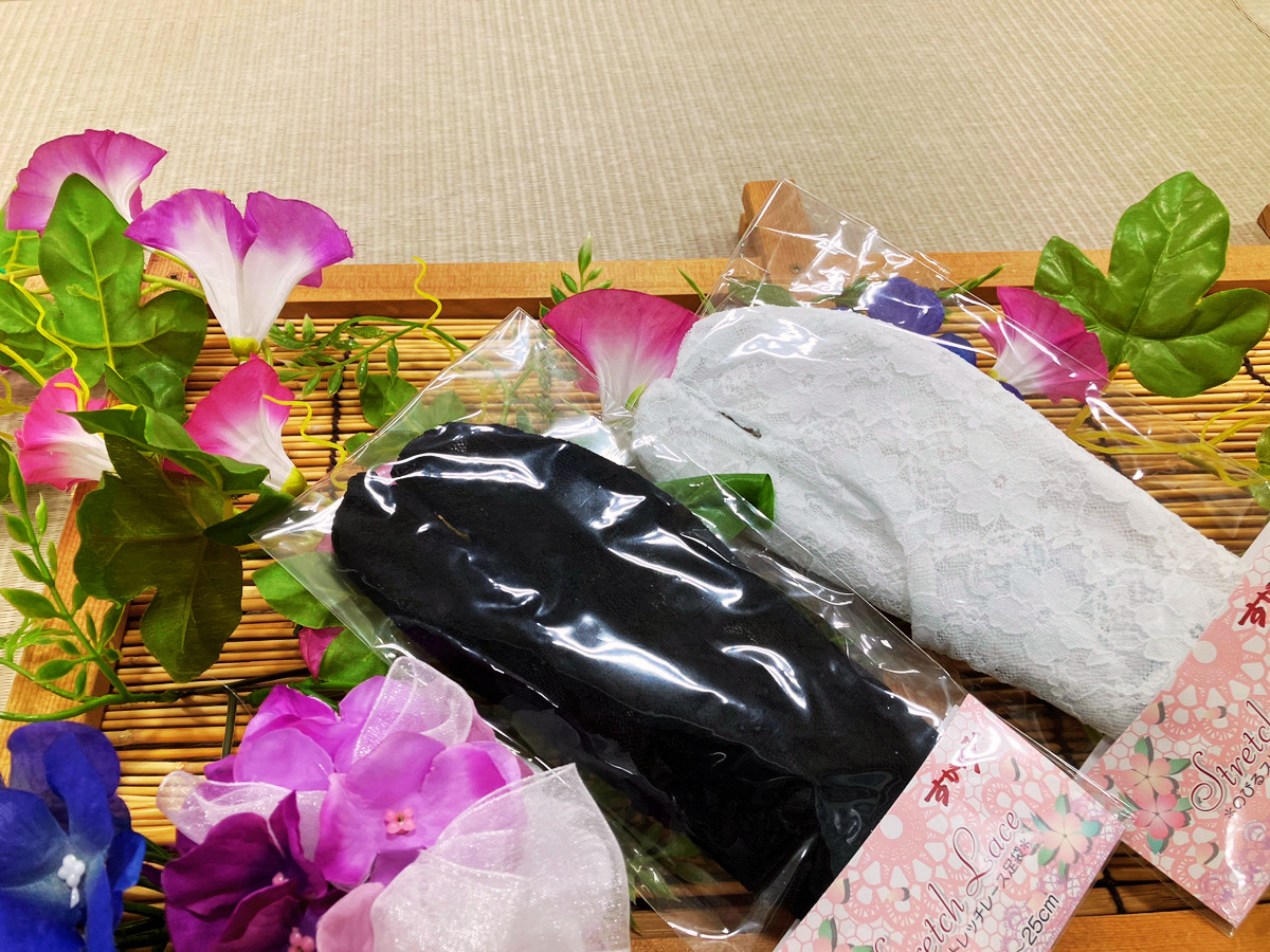 アリオ深谷店の店頭に並ぶ浴衣用の黒と白のレース足袋