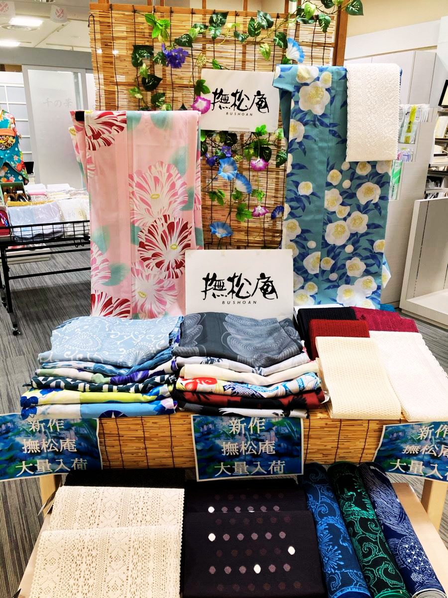 アリオ深谷店の店頭に並ぶ撫松庵の新作浴衣と下駄・小物の売り場コーナー