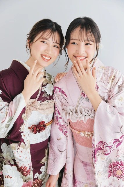 華やかな振袖姿の二人のモデル