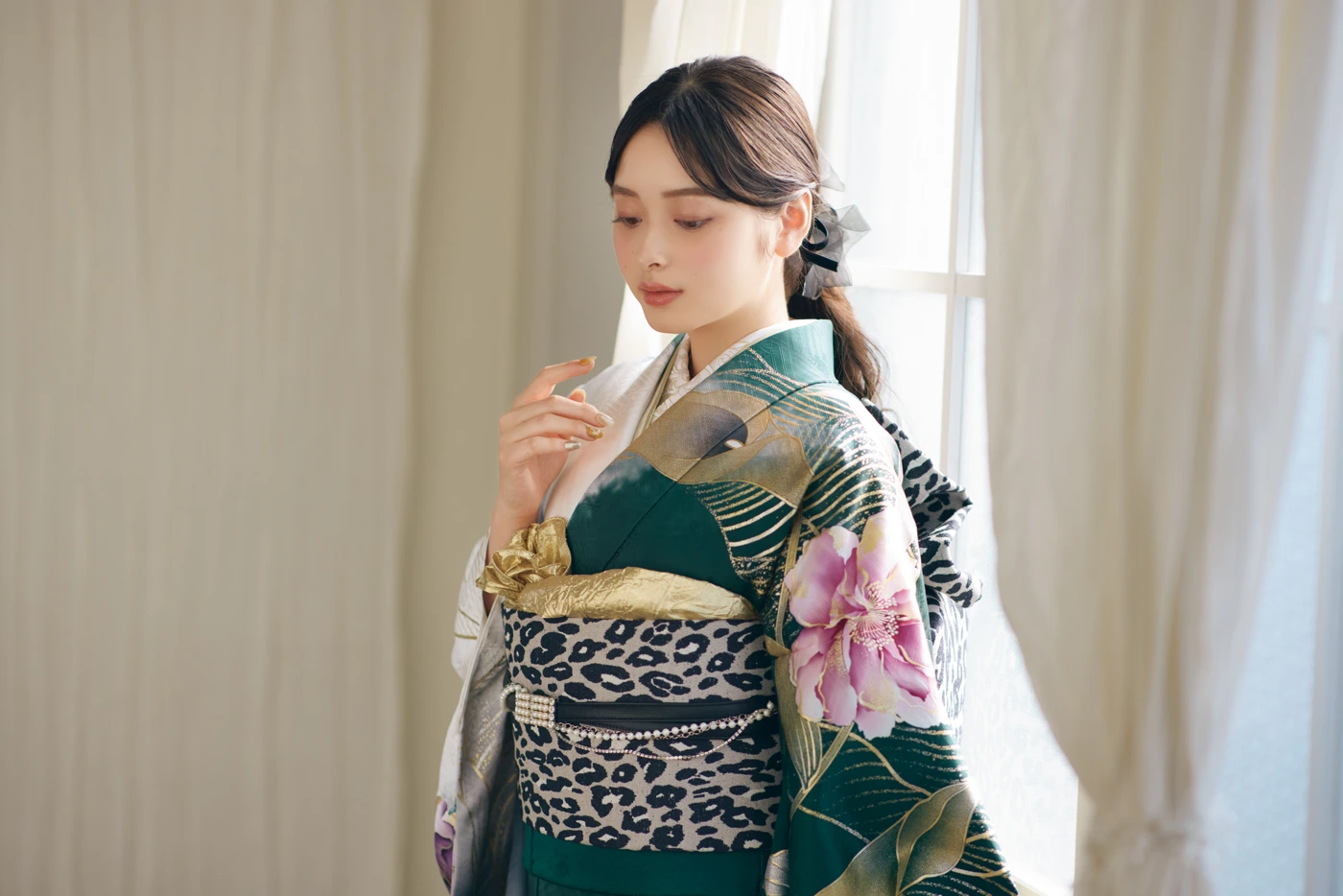 深いグリーンで、大人の表情。
