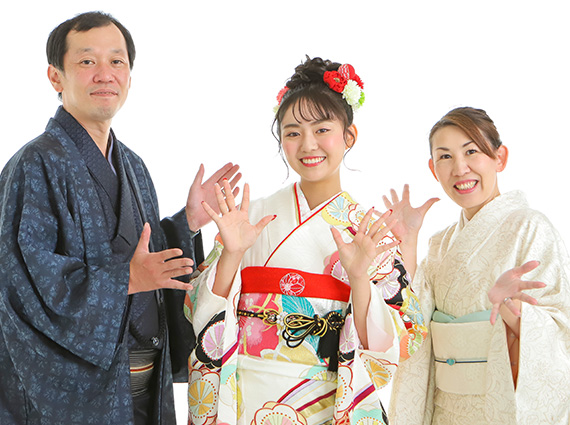 画像：振袖・袴を着たいせや呉服店の社長と女将と豊田ルナ