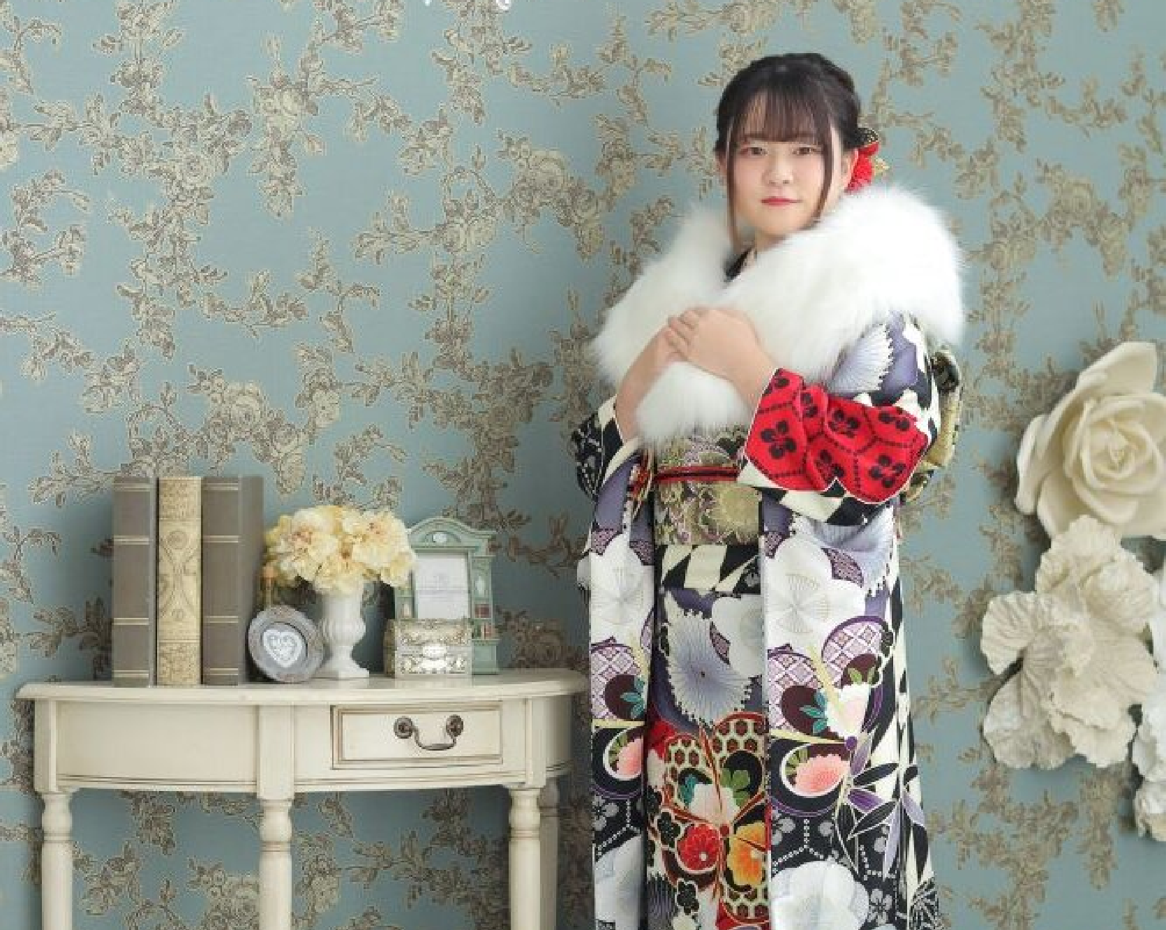 画像：Komachi東松山店のスタジオで撮影する白いモダン柄振袖を着た女性
