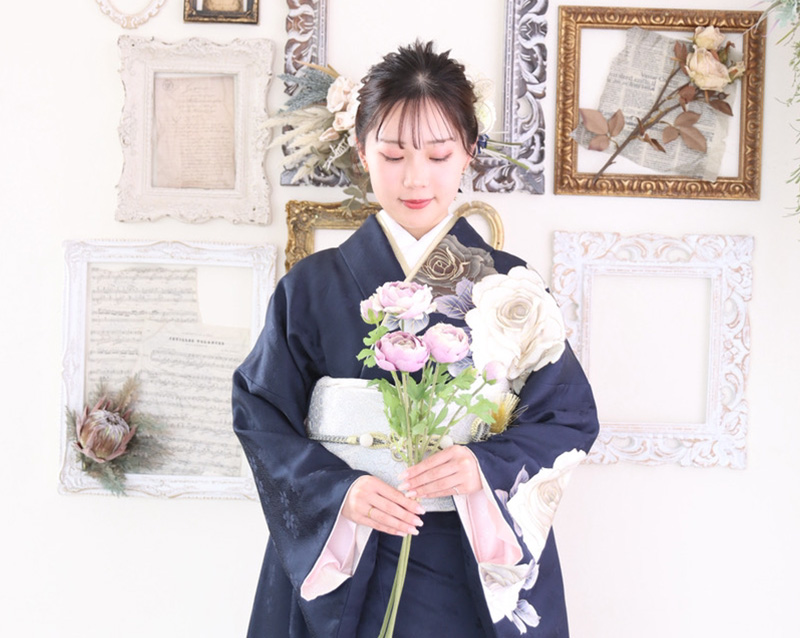 画像：Komachi東松山店のスタジオで撮影する白いモダン柄振袖を着た女性