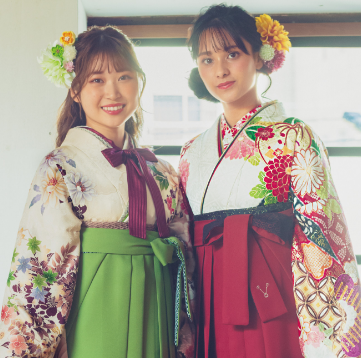 画像：卒業袴を着た女性2人