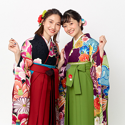 画像：卒業袴を着た2人の女性