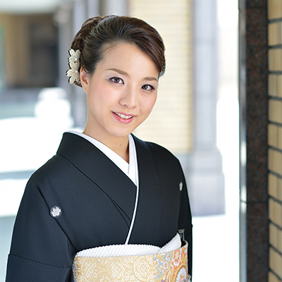 画像：黒い礼装着物の女性