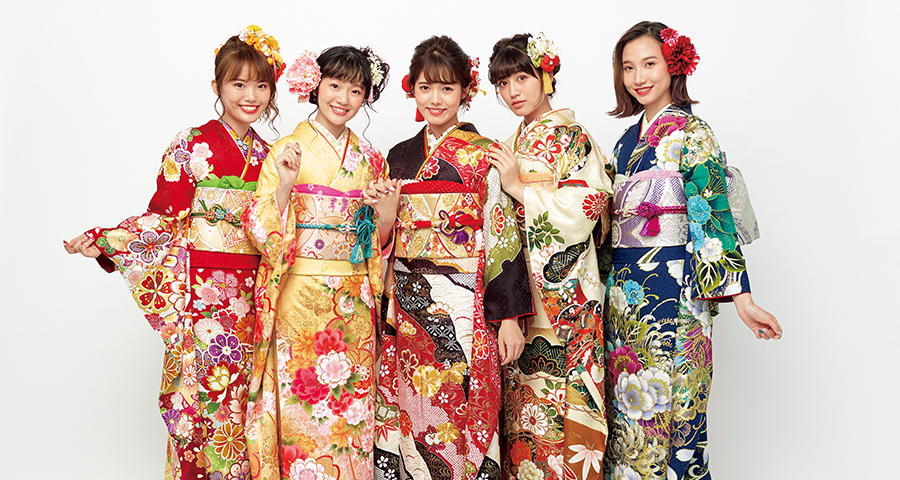 写真：色とりどりの振り袖を着た5人の女性