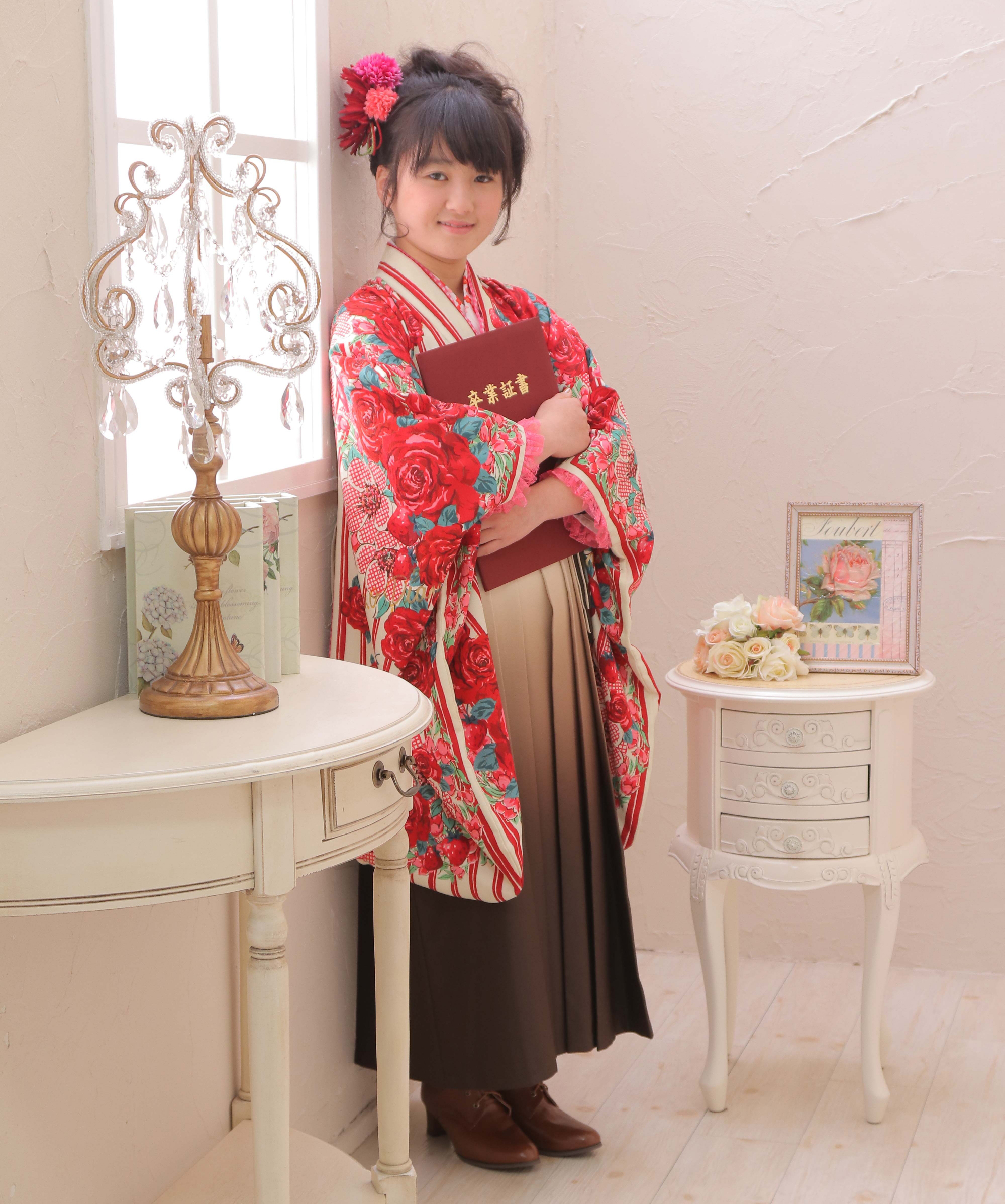 写真：赤い着物と茶色い袴を着た小学生の女の子
