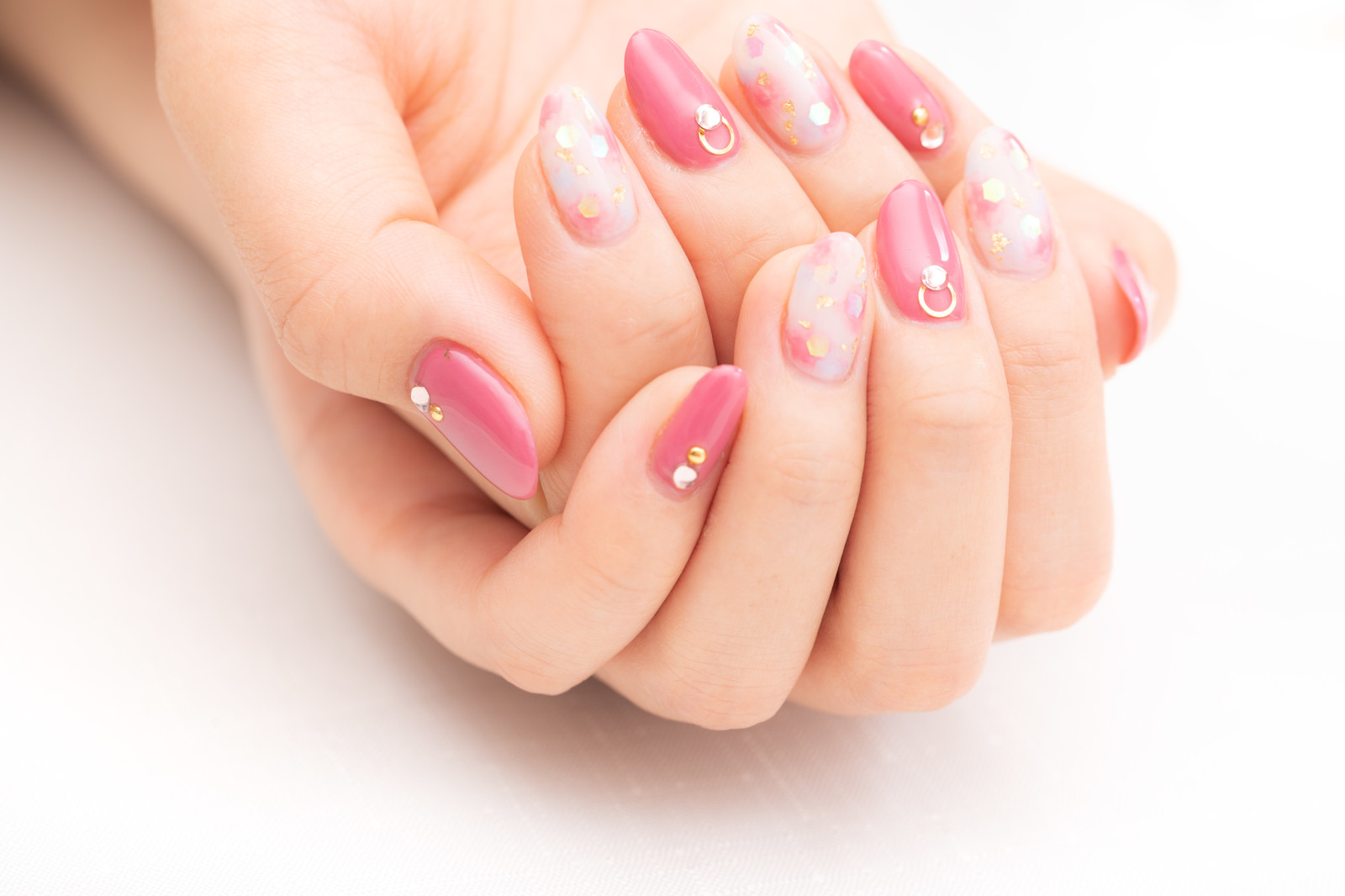 写真：ピンクのネイルの爪の手