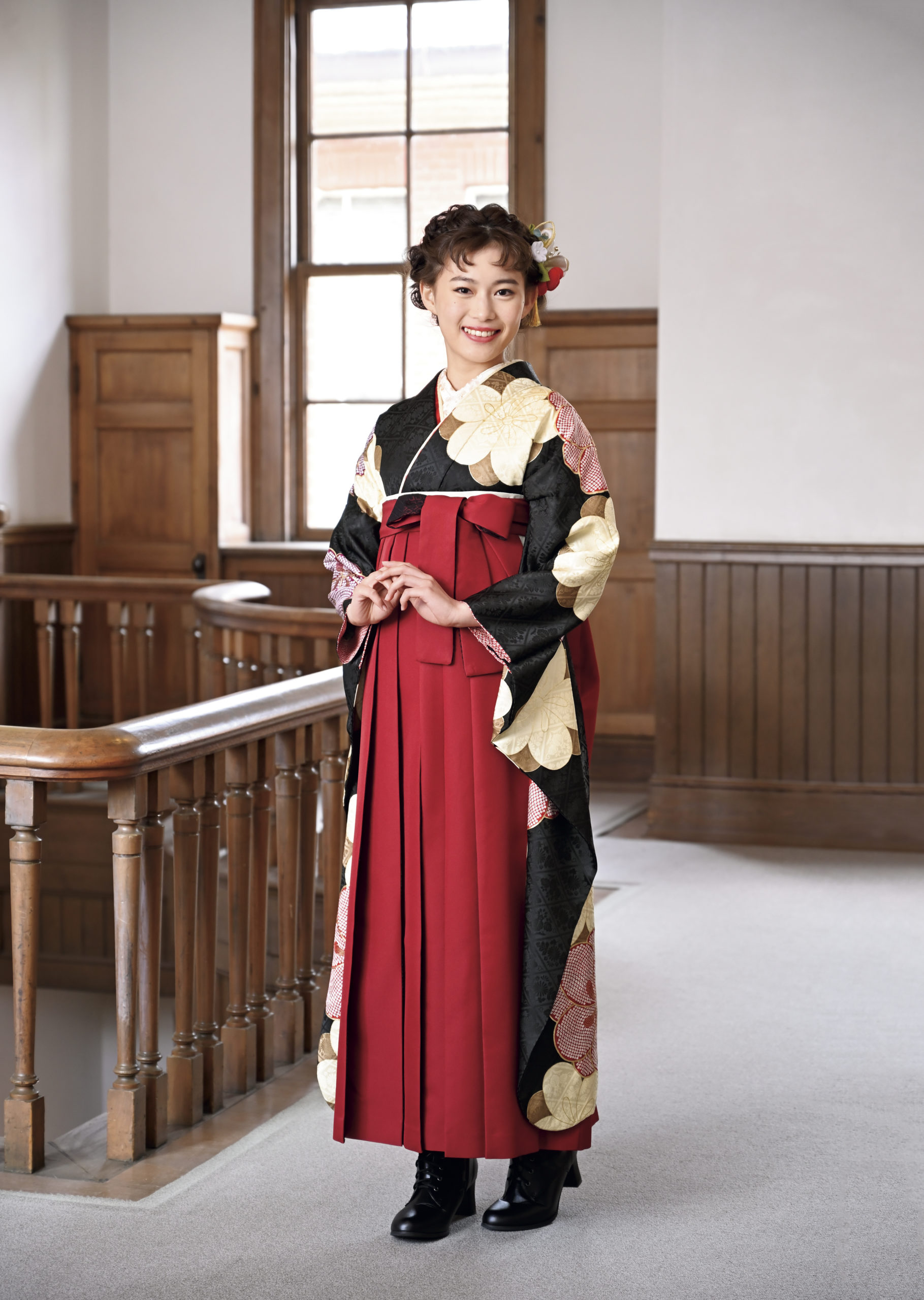写真：黒い振袖と赤い袴を着た女性