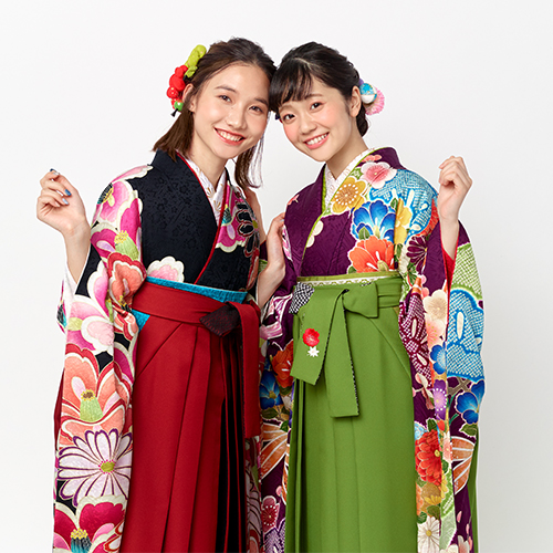 画像：卒業袴を着た女性2人