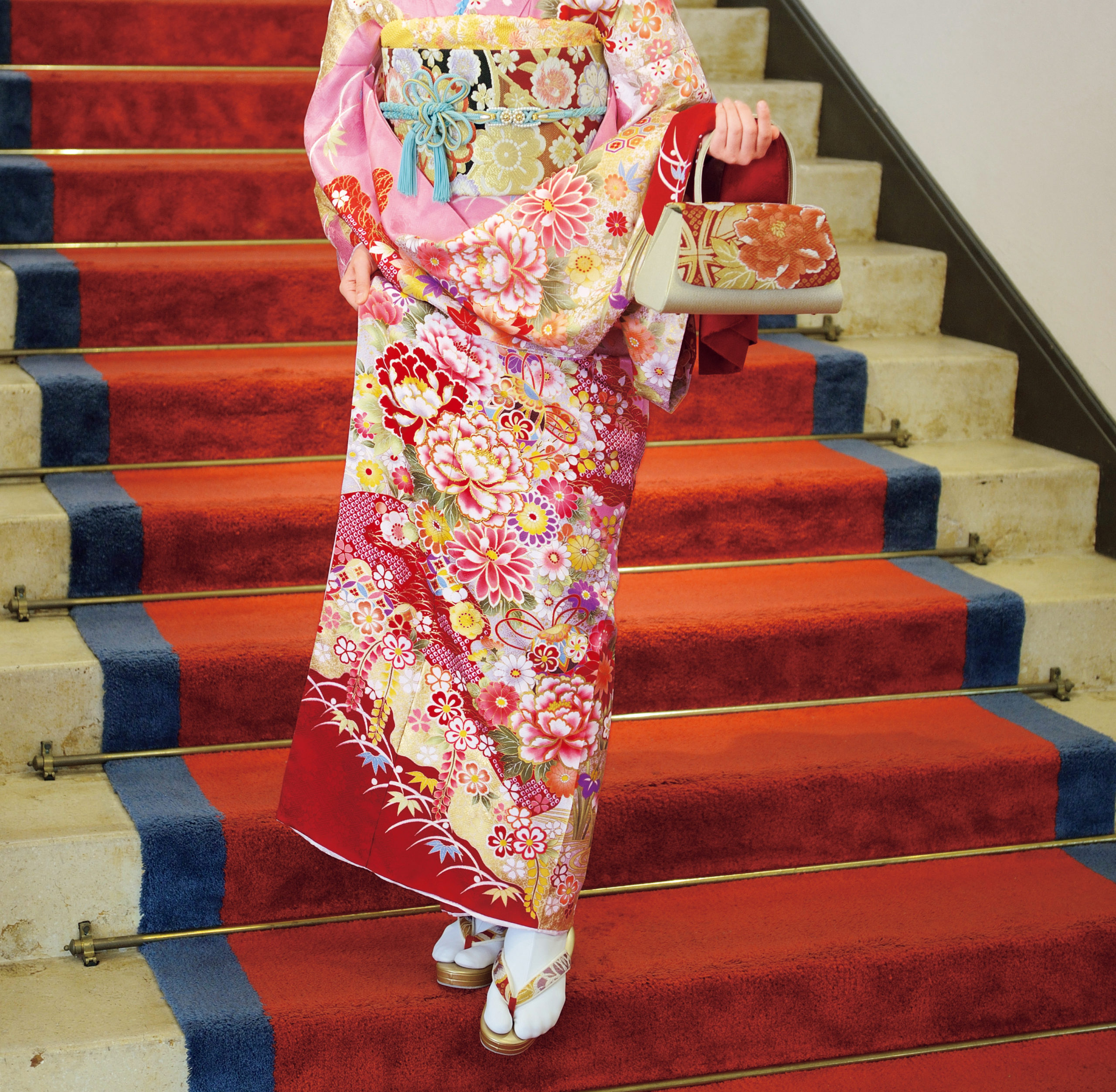 写真：振袖を着て階段を歩く女性