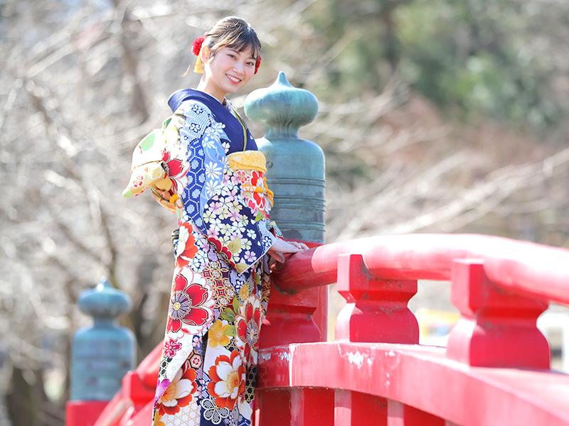 写真：瀧宮神社にいる赤色の振袖を着た女性
