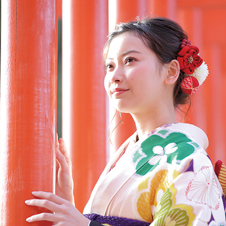 写真：瀧宮神社にいる振袖を着た女性