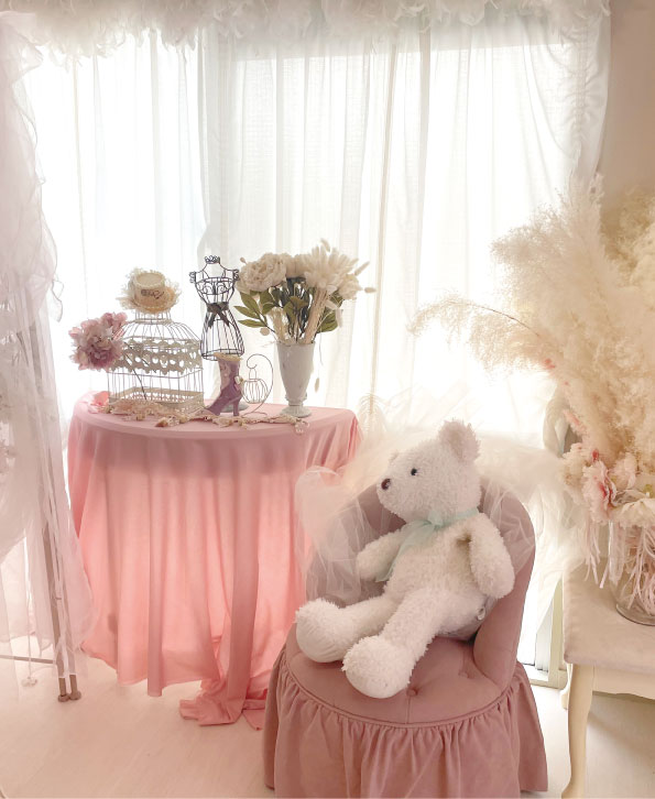写真：クマのぬいぐるみのあるピンクの部屋