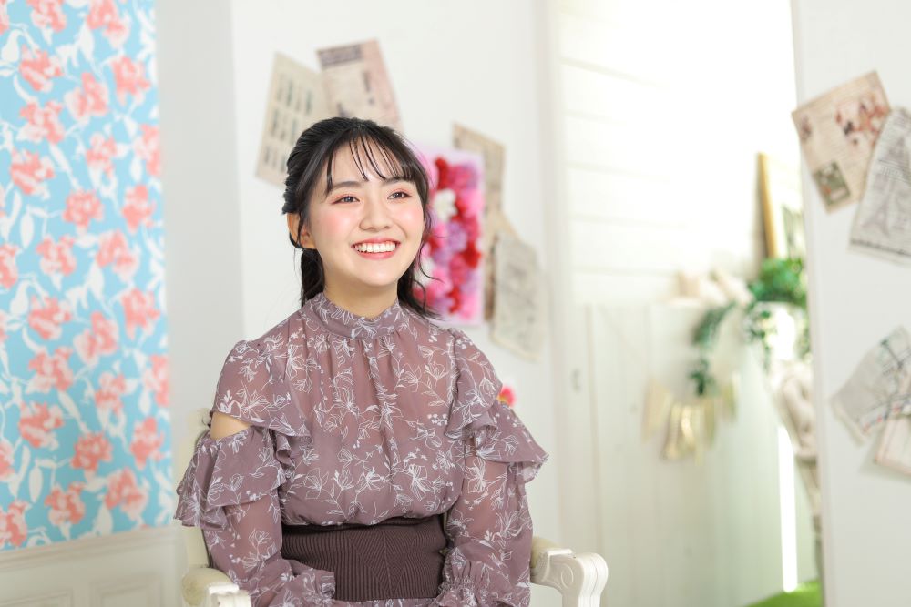 画像：いせやの撮影スタジオで笑顔でインタビューを受ける豊田ルナ