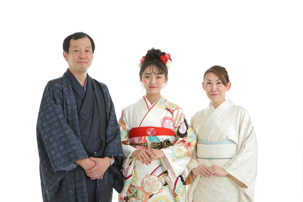 画像：振袖・袴姿のいせや社長と女将と豊田ルナ