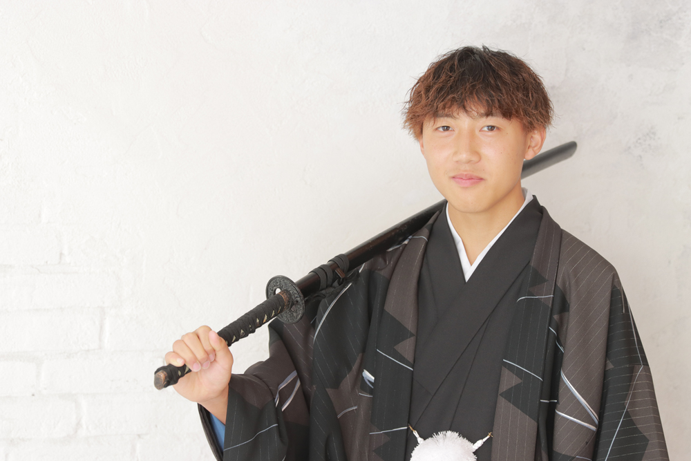 刀を持った男性袴撮影