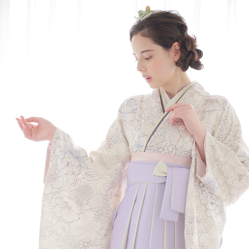 写真：白い着物と薄紫の袴を着た女性