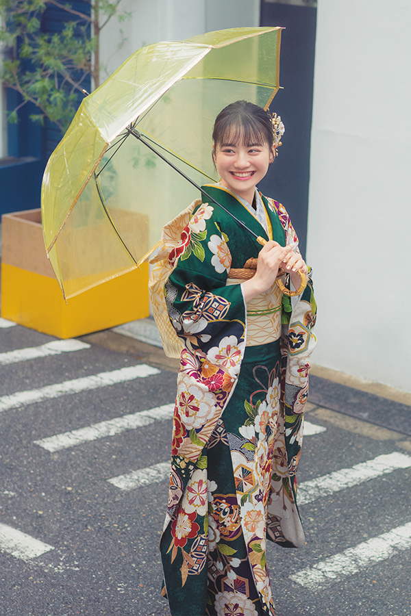 写真：白の振袖を着た女性