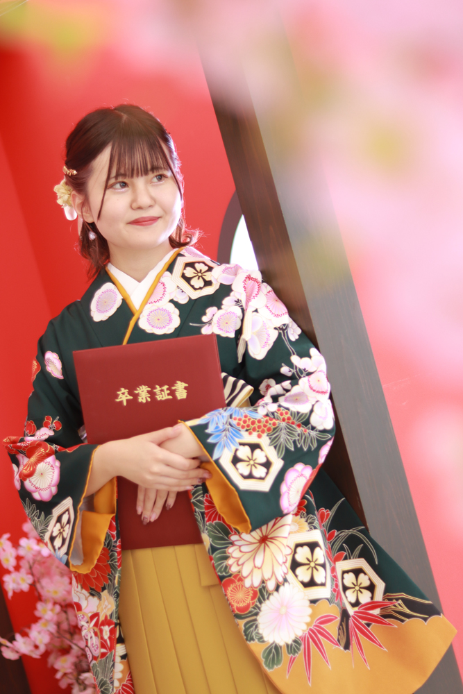 卒業式の袴を試着して選ぶ学生