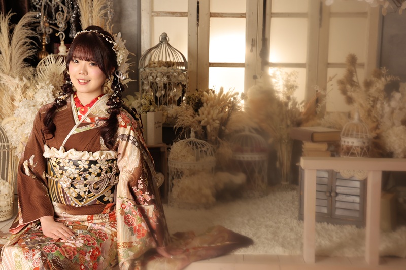 呉服屋で買うか、レンタルするか？「エンジ×ブラック」片身替わり振り袖　末仕立て 呉服屋で買うか、レンタルするか？「エンジ×ブラック」片身