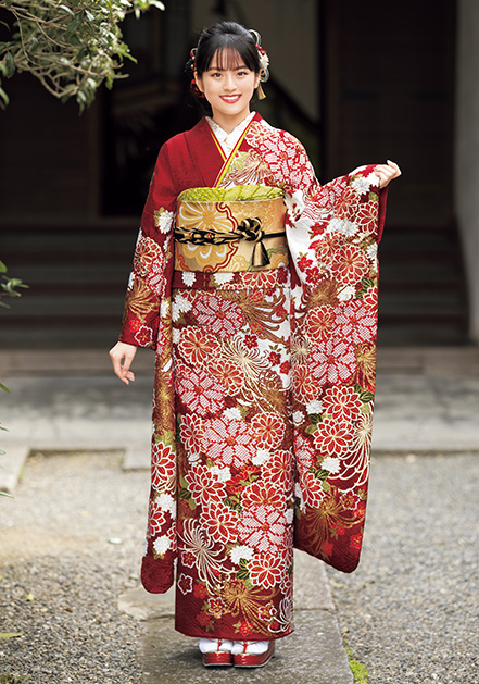 写真：赤の購入振袖を着た女性