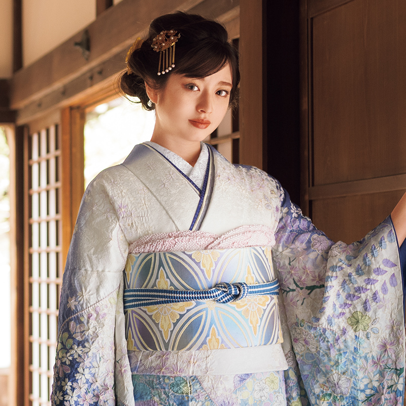 白に古典柄の振袖を着た女性