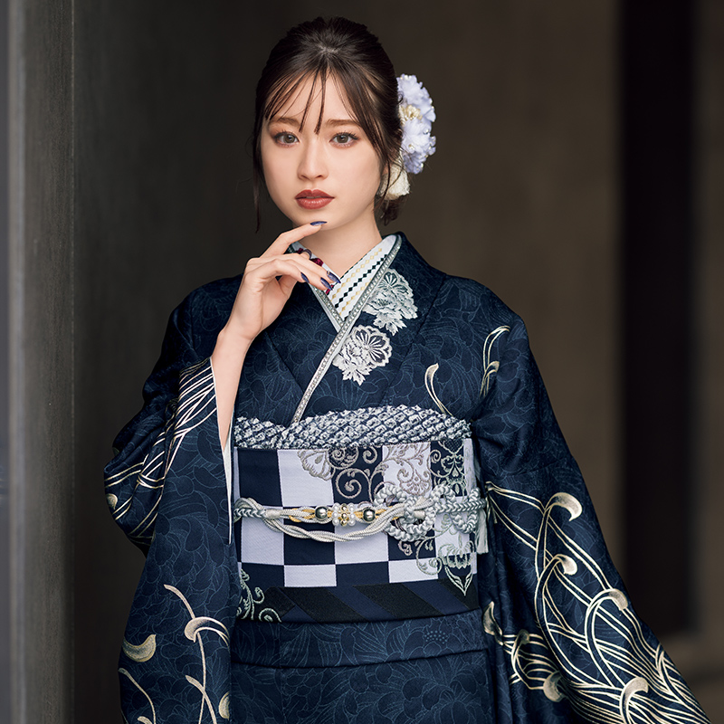 紺色にモダン柄の振袖を着た女性