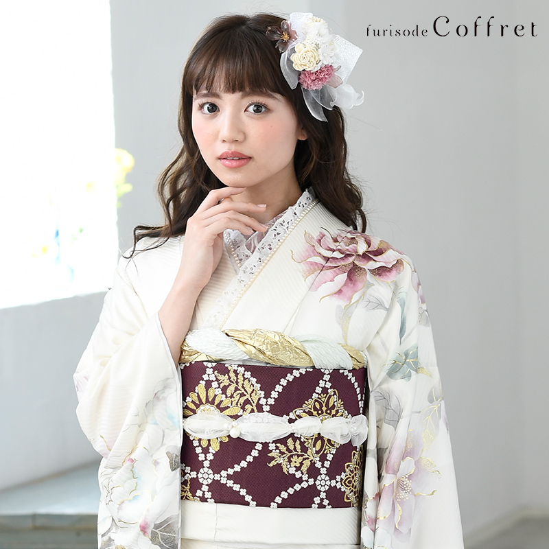 写真：キュートなイメージの白の振袖を着た女性