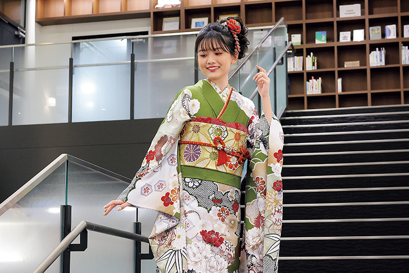 いせやの振袖を着た若い女性