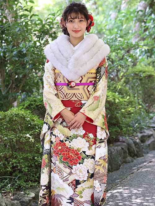 いせやのフルセットを着用した振袖の女性
