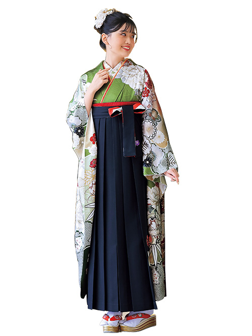 写真：緑の着物に黒い袴姿の女性
