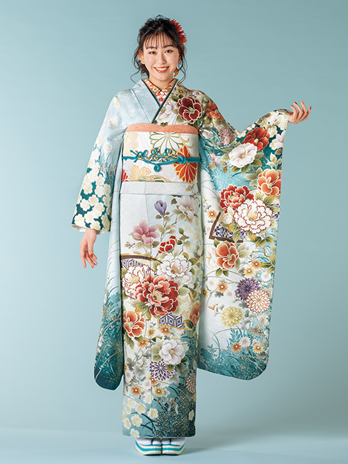写真：水色の振袖を着た女性