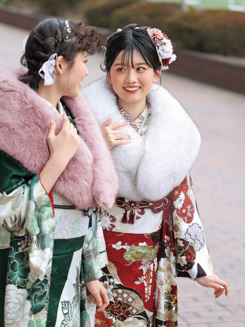 写真：緑色の振袖の女性と赤い振袖の女性2人組