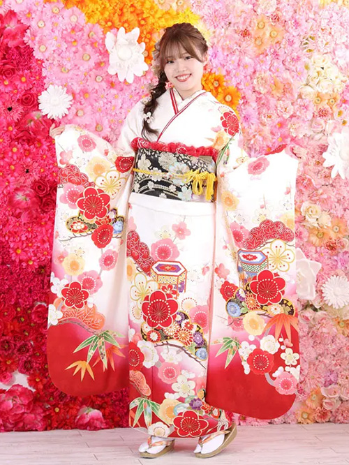 写真：赤い振袖を着た女性と緑の振袖を着た女性2人組