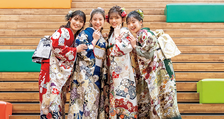 写真：色とりどりの振り袖を着た4人の女性