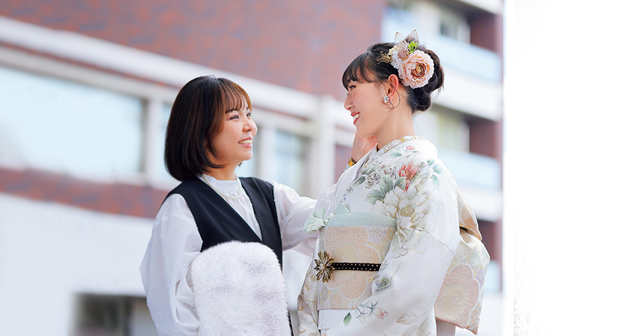 写真：白の着物を着た女性とそのお母さん