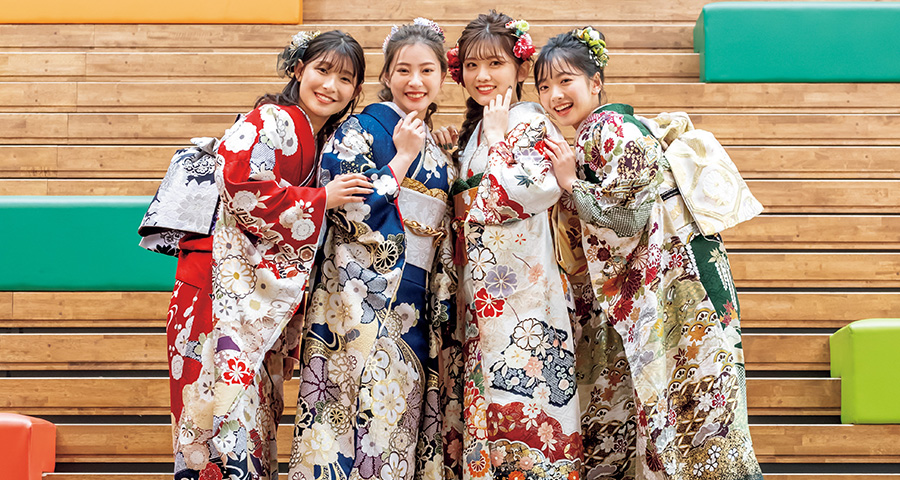 写真：色とりどりの振り袖を着た4人の女性