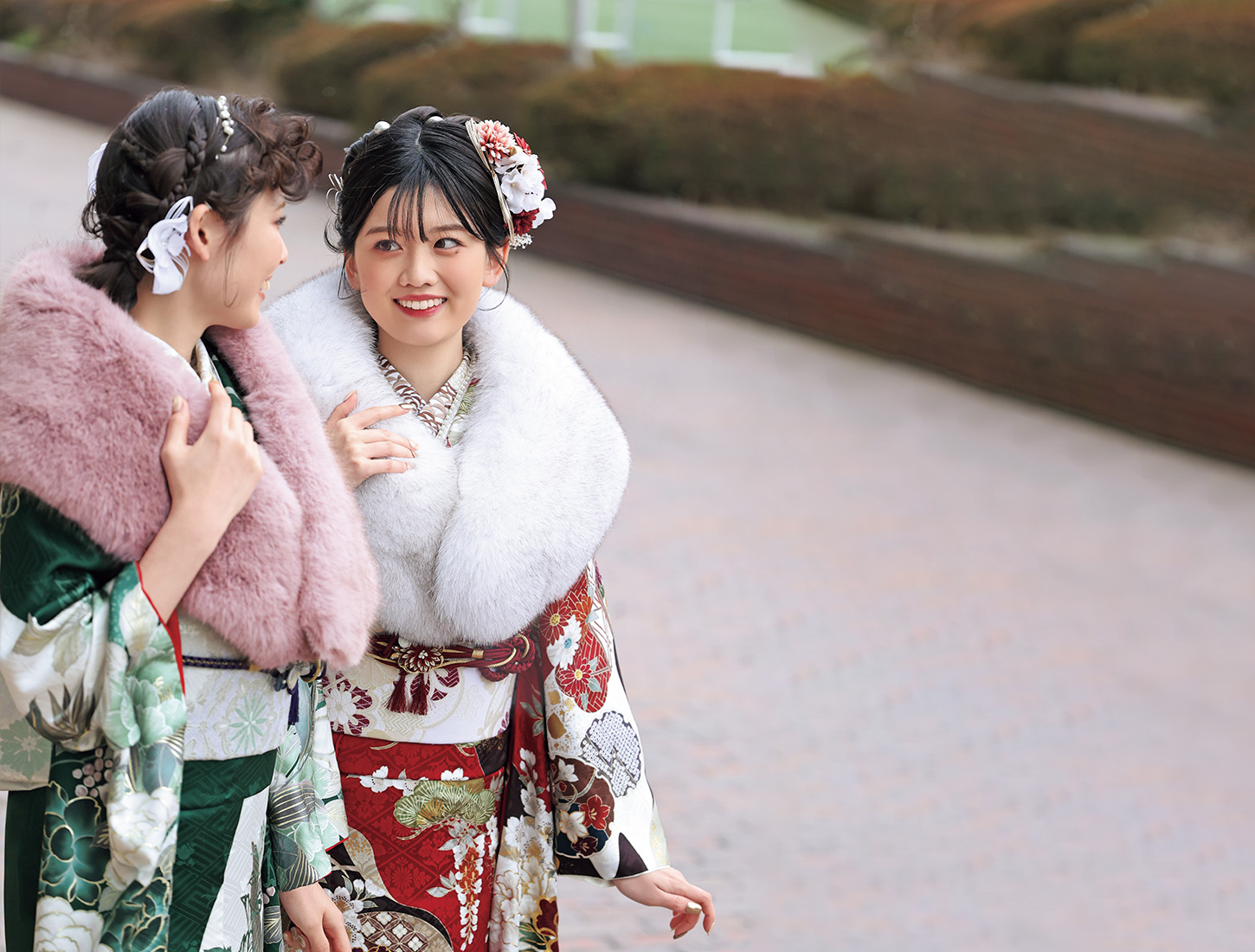写真：赤い振袖とピンク緑色の振袖を着た女性2人組