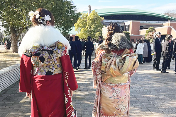 写真：成人式会場に向かう振袖の女性2人組