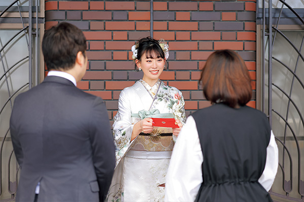 写真：ご両親への手紙を渡す振袖の女性