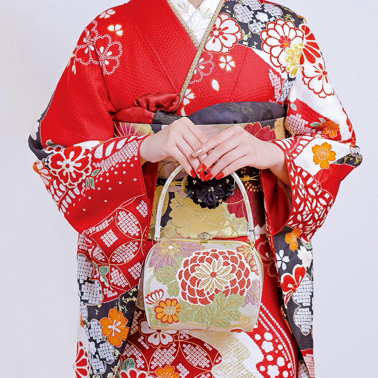写真：振袖を着て紫色のバックを持つ女性