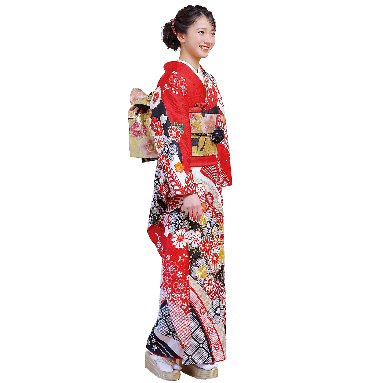 写真：振袖を着て歩く女性