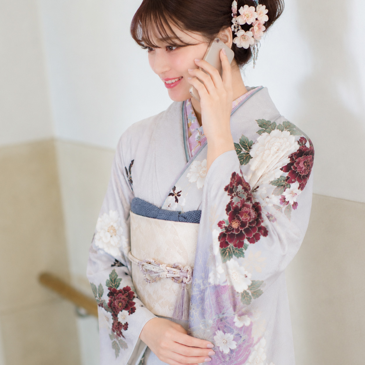 写真：振袖を着た時に美しく見えるスマホを持つ所作