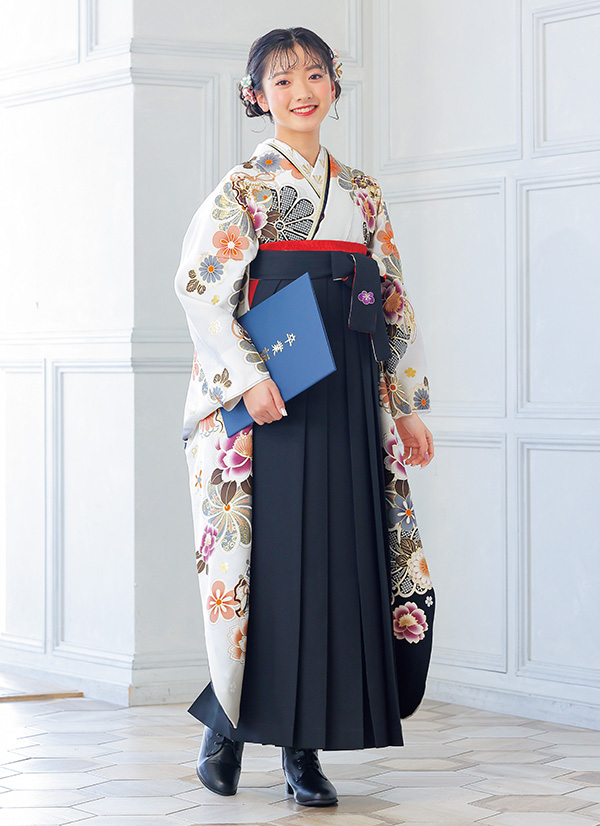 写真：白の振袖と紺の袴を着た女性