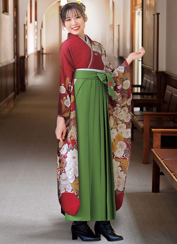 写真：赤い振袖と黄緑色の袴を着た女性