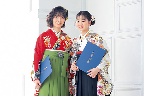 写真：袴を着て卒業証書の筒を持つ女性達